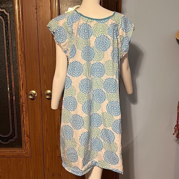 Gown   - Picture 3 of 6